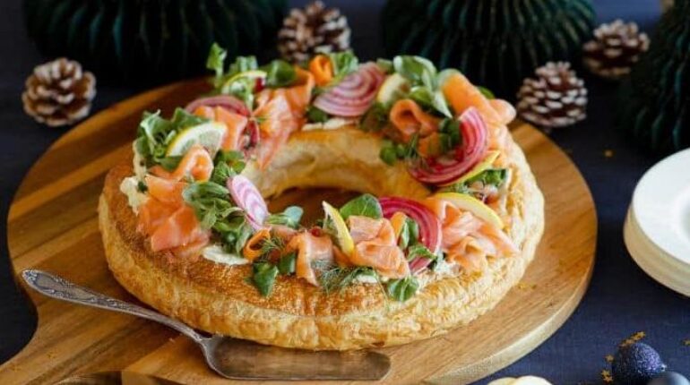 Couronne feuilletée au saumon fumé : la technique du double cercle pour un apéritif festif réussi allocation de rentrée scolaire Apéritif Cuisine facile Pâte feuilletée Recette festive Saumon fumé
