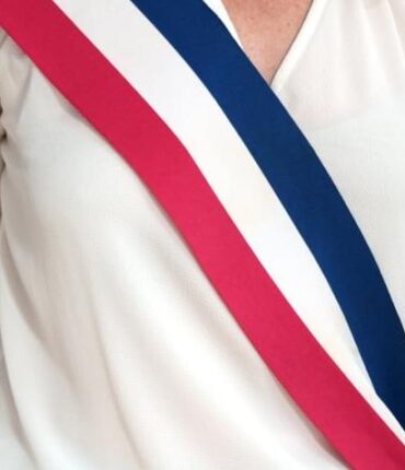 Budget 2026 : le Sénat vote une prime de 554 euros pour les maires, accueillie avec scepticisme par les élus locaux