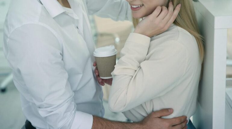 Infidélité au travail : pourquoi le « frisson de la chasse » pousse des personnes heureuses en couple à tromper leur partenaire Accident du travail Ce couple merveilleux Comportement Humain infidélité psychologie Relations à distance