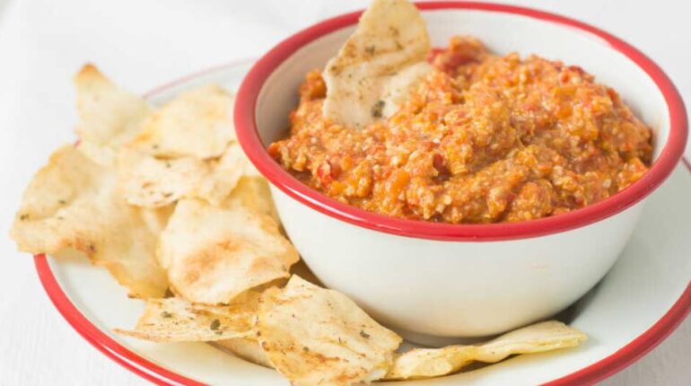 Tahini : 10 utilisations méconnues au-delà du houmous pour sublimer vos plats salés et sucrés 3 ingrédients Astuce cuisine Graines de sésame Plats salés Plats sucrés Recettes de Veau Tahini