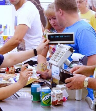 Lidl et Aldi : le système de « triple scannage » qui permet aux caissiers de scanner 32 articles par minute
