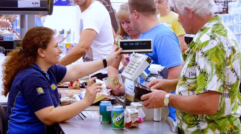 Lidl et Aldi : le système de « triple scannage » qui permet aux caissiers de scanner 32 articles par minute caisse discounter Efficacité Géraldine Maillet Lidl scandale