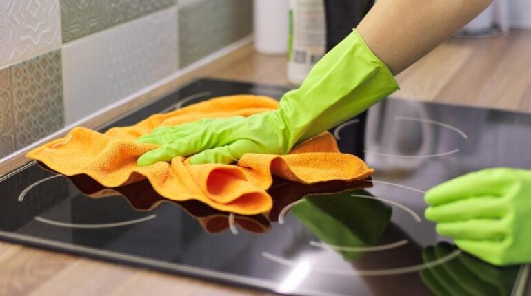 Cette astuce de grand-mère nettoie les plaques de cuisson sans frotter : « J’ai testé, je ne savais pas que… » Astuce de grand-mère Cauchemar en cuisine citron nettoyage dentaire Plaque de cuisson Produit naturel