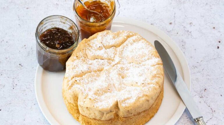 Gâteau de Savoie : la recette de Cyril Lignac prête en 25 minutes avec son coulis de framboises maison Cyril Lignac Dessert Framboises Gâteau de Savoie Pâtisserie Recette facile