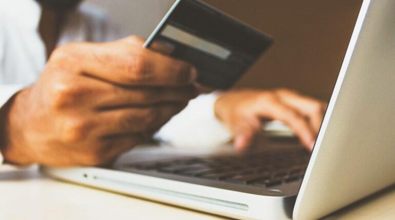 Virements bancaires bloqués du 25 au 28 décembre : la date limite à ne surtout pas rater Anxiété de séparation Argent liquide Banque centrale européenne Cadeaux de Noël Jours fériés Paiements Virements bancaires