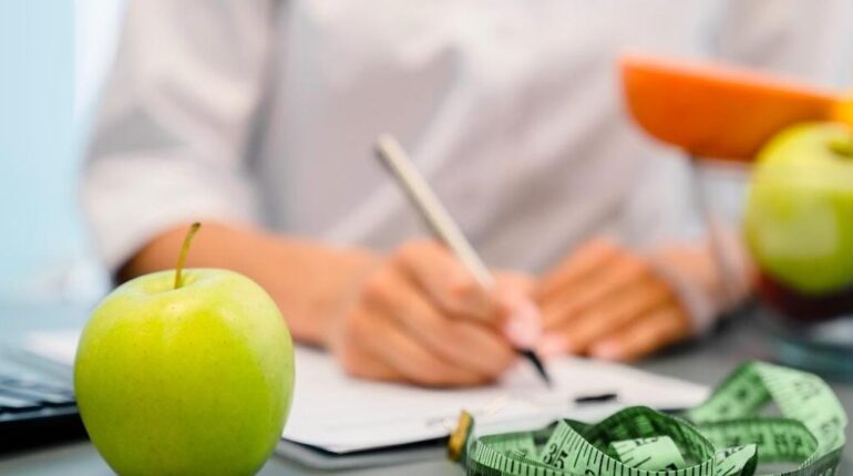 Sucres raffinés et cancers : pourquoi ce médecin américain les qualifie de « véritable nid à cancers » et recommande de réduire farines blanches, biscuits industriels et boissons sucrées alimentation Boissons énergisantes Cancers Dr Mark Hyman Sucres raffinés