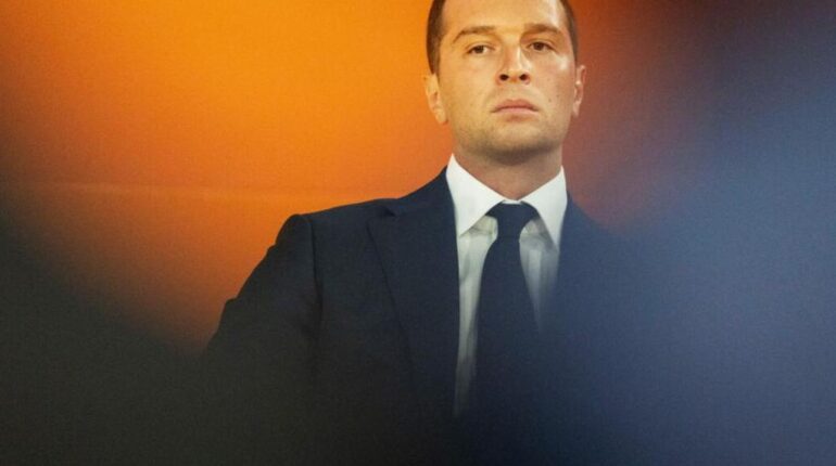 Cyril Hanouna accuse Léa Salamé d’avoir tendu un piège à Jordan Bardella : la polémique sur les méthodes d’interview Cyril Hanouna interview politique Jarry polémique Jordan Bardella label médias Léa Salamé Miss France 2016 et ses minis tresses collées