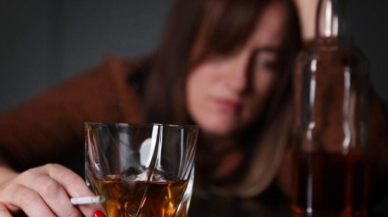 Santé des Français en 2024 : tabagisme en baisse, alcool en excès et dépression en hausse chez les jeunes et précaires accusent la France Alcool au volant Boissons énergisantes depression Inégalités Jeunes conducteurs Lutte tabagisme