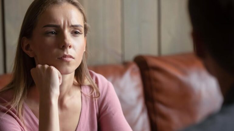 L’expert en psychologie alerte : « Si quelqu’un fait ça, méfiez-vous immédiatement… » Alerte enlèvement Analyse comportementale confiance Malhonnêteté psychologie Relations à distance