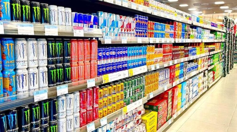 AVC à 50 ans après 8 canettes par jour : comment les boissons énergisantes ont fait exploser sa tension à 254/150 mmHg AVC Boissons énergisantes Caféine hypertension Risques pour la santé santé cardiovasculaire