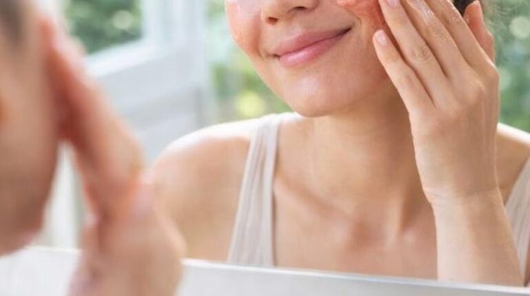 Beauté naturelle : comment la tomate et la fécule de maïs raviveront l’éclat de votre peau en 20 minutes Beauté naturelle Fécule de maïs Masque maison Peau éclatante Recette beauté Sauce tomate Soin visage