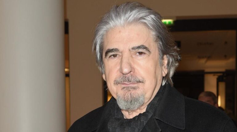 Serge Lama à 82 ans : comment l’accident de voiture de 1965 explique sa fragilité physique actuelle Accident de voiture Boissons énergisantes confidences Brigitte Macron Fragilité physique Parcours d'artiste Serge Lama