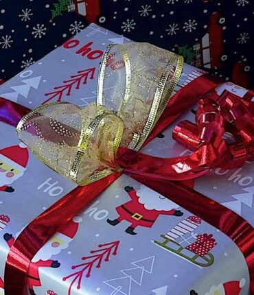 Italie : un garçon de 11 ans vend ses dessins devant un magasin pour offrir Noël à sa petite sœur sans avouer ses mauvaises notes