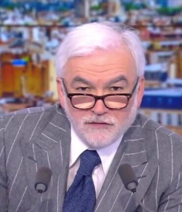 Pascal Praud exige la transparence sur les salaires de Patrick Cohen et les coûts de « C à vous » : pourquoi l&rsquo;argent public justifie la divulgation