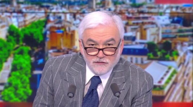 Pascal Praud exige la transparence sur les salaires de Patrick Cohen et les coûts de « C à vous » : pourquoi l’argent public justifie la divulgation Argent public Audiovisuel public C à vous Pascal Praud Salaires transparence