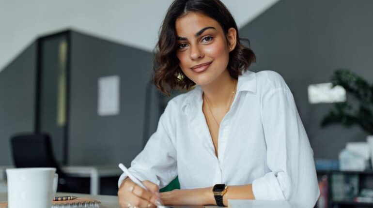 Ces 8 phrases que vous répétez sans le savoir révèlent quelque chose sur votre force mentale authenticité Autonomie Confiance en soi Force mentale Intelligence émotionnelle Relations interpersonnelles