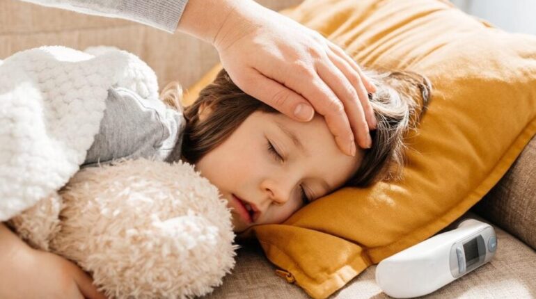 Variant K de la grippe : forte fièvre, fatigue extrême et troubles digestifs, les 10 symptômes qui touchent massivement les enfants en France accusent la France allaité trois enfants Boissons énergisantes grippe symptômes Variant K