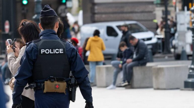 Paris 18e : Un homme armé d’une hache blessé par un tir policier après avoir aspergé pompiers et policiers de gaz lacrymogène abattu par la police Agression Arme à feu Champignons de Paris faits divers Incident Pompiers