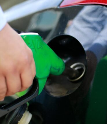 Voitures électriques : une taxe au kilomètre de 327 euros par an envisagée pour compenser la perte des recettes sur l&rsquo;essence