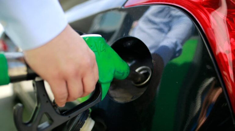 Voitures électriques : une taxe au kilomètre de 327 euros par an envisagée pour compenser la perte des recettes sur l’essence Énergies renouvelables Fiscalité automobile Sécurité dans les transports Taxe kilométrique Transition écologique Voitures électriques