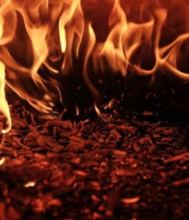 Incendie de Crans-Montana : des bougies sur des bouteilles de champagne à l&rsquo;origine de la mort de 40 personnes