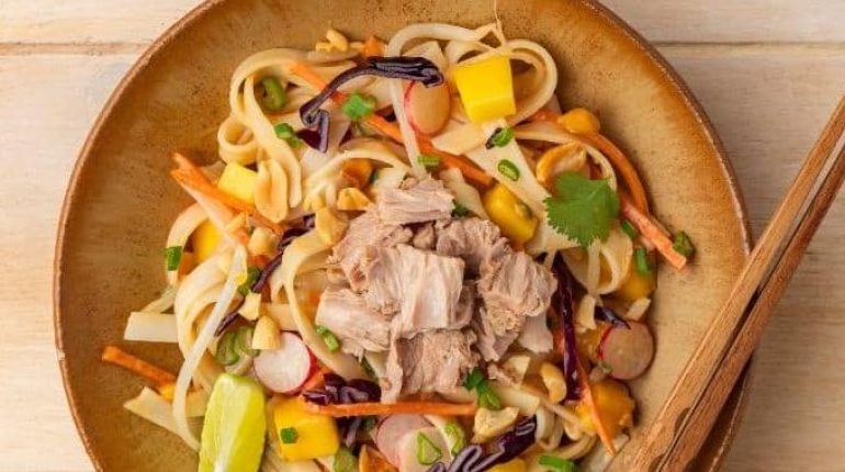 Salade thaï au thon : comment la mangue et les nouilles de riz transforment cette recette en plat frais et équilibré Anthony Delon Cuisine saine Cuisine thaïlandaise mangues Nouilles de riz Recette américaine Salade d'hiver