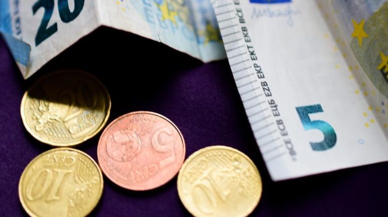 Austérité budgétaire Crise économique Découvert bancaire étude Finances personnelles Jeunes adultes