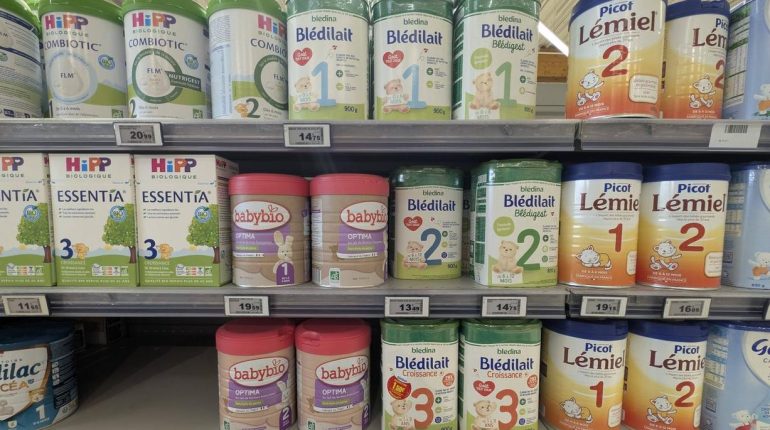 Décès d’un nourrisson : enquête ouverte sur les laits Nestlé rappelés dans 60 pays pour contamination bactérienne Contamination bactérienne Lait infantile Nestlé Rappel produit Santé Publique Sécurité alimentaire
