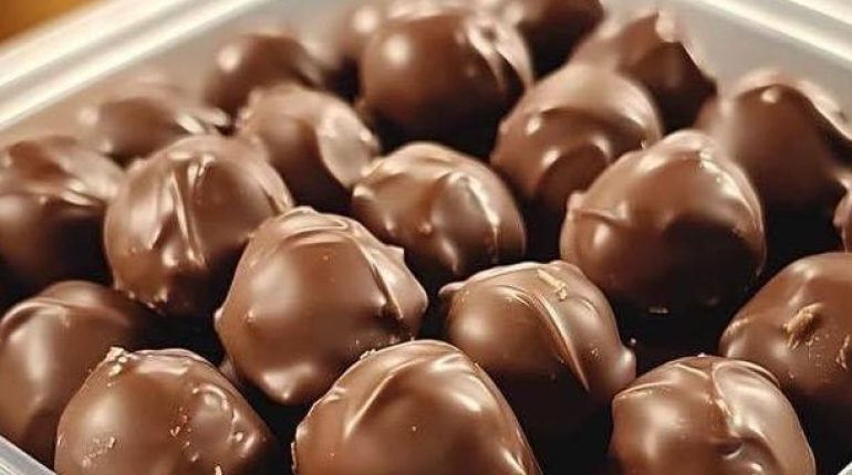 No-Bake Peanut Butter Balls : la recette 3 ingrédients de base qui remplace les desserts compliqués Beurre de cacahuète Cuisine facile Dessert sans cuisson Desserts Gourmandises Recette américaine