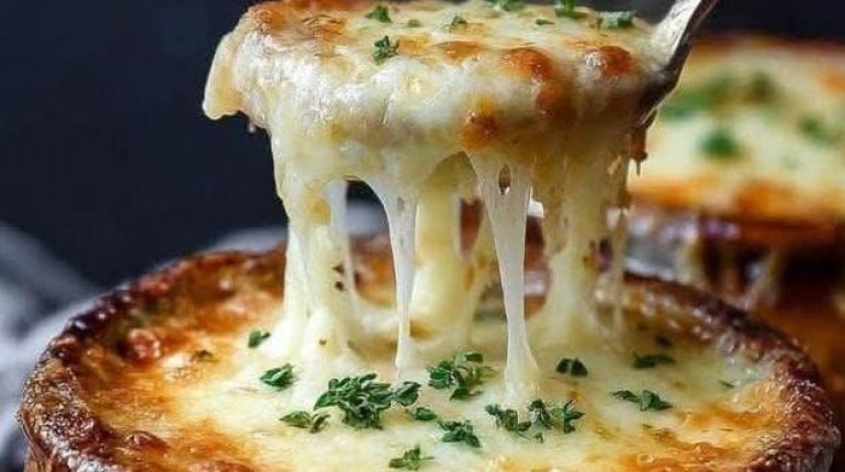 Caramélisation Cuisine française Oignons au four Plats réconfortants Recette américaine Soupe à l'oignon 