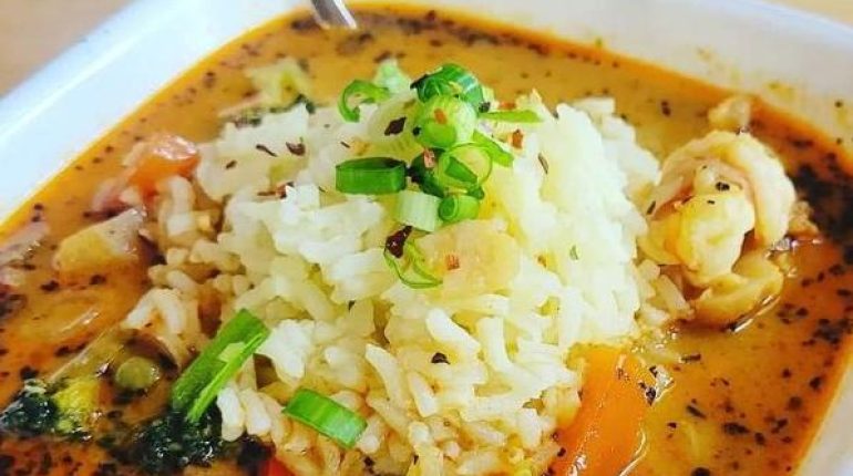 Curry rouge thaï aux crevettes : comment la citronnelle et le galanga transforment une simple soupe au lait de coco en plat aromatique authentique Citronnelle Cuisine thaïlandaise Curry rouge Galanga Lait de coco Recette crevettes
