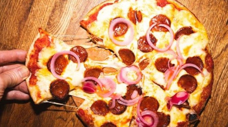 Paris Boca : comment la première pizzeria 100% argentine de Paris réinvente la pizza à la manière de Buenos Aires Buenos Aires Champignons de Paris commande une pizza Cuisine argentine Gastronomie parisienne Pizzeria argentine