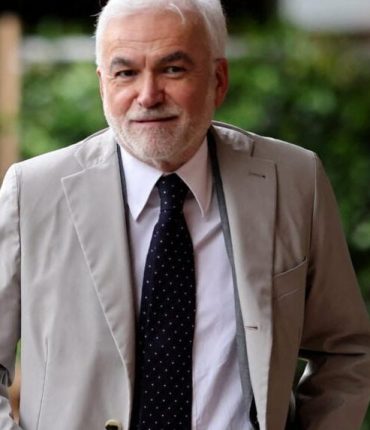 Pascal Praud salue Sarah Knafo dans le 7ᵉ arrondissement : la vidéo qui alimente les débats sur leur proximité