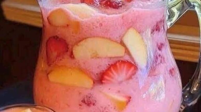 Punch fraise-pomme crémeux : la recette qui transforme vos réceptions avec 4 ingrédients seulement bienfaits fraise boisson Cocktails Cuisine facile Pomme caramélisée Punch Recette beauté