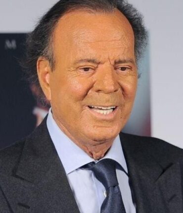 Julio Iglesias : deux anciennes employées détaillent les agressions sexuelles et l’emprise psychologique présumées