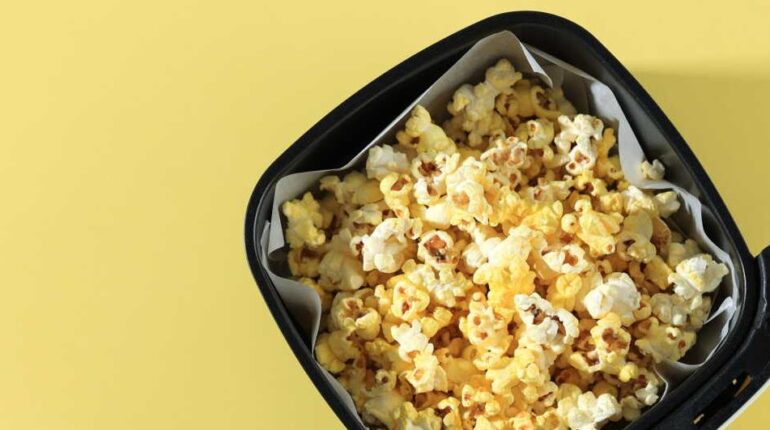 Pop-corn à l’Air Fryer : la technique des 15 minutes pour un résultat croustillant sans excès d’huile Air fryer Cuisine saine Dessert Popcorn Recette beauté Snack