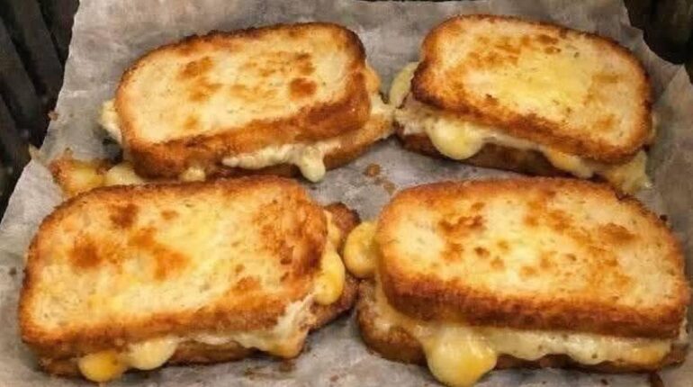 Air fryer : la méthode qui rend votre croque-monsieur parfaitement croustillant sans surveillance Air fryer Croque-monsieur Cuisine facile Recette beauté Repas rapide Sandwich