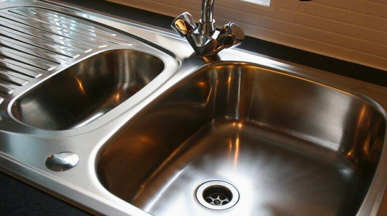 Nettoyage : comment la farine surpasse les détergents pour faire briller votre évier Astuce cuisine Astuces ménagères Entretien maison nettoyage dentaire Produits naturels