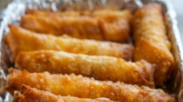 Rouleaux d’œufs chinois maison : comment obtenir le croustillant des restaurants avec une recette accessible et économique Cuisine chinoise Cuisine maison Recette économique Recette facile Rouleaux d'œufs Sino-américain