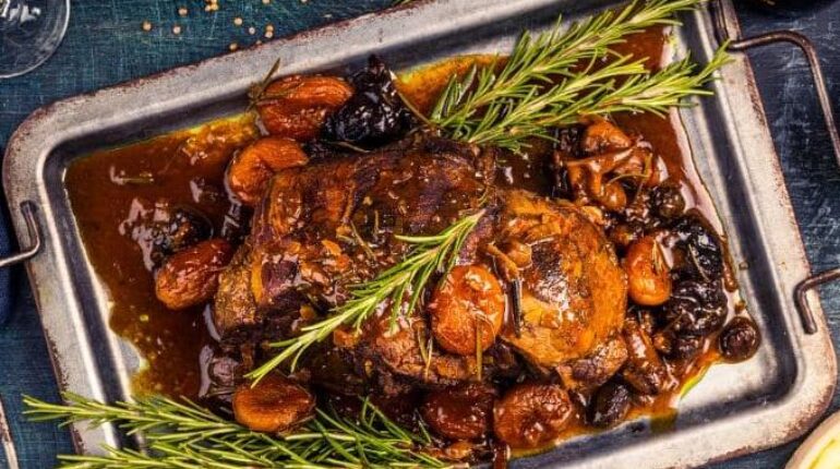 Agneau braisé aux fruits secs : la marinade soja-miel-épices qui transforme la viande en plat fondant Agneau Cuisine française Fruits secs Légumes braisés Marinade Recette beauté
