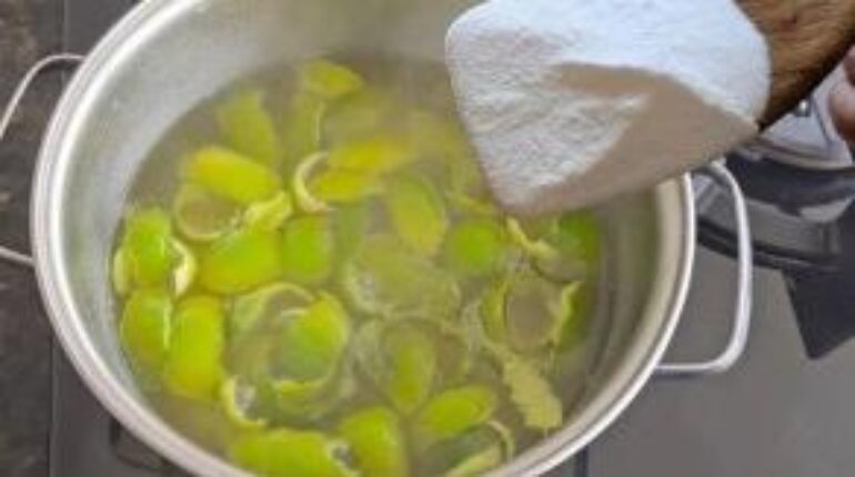 Nettoyant maison : cette recette à base d’écorces de citron nettoie mieux que les produits du commerce pour quelques centimes bicarbonate de soude citron Nettoyage écologique Nettoyant maison Recette naturelle Vinaigre de cidre