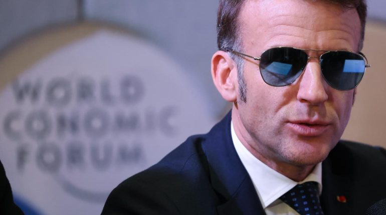 Emmanuel Macron Jeunesse Législation les réseaux sociaux Protection des mineurs Régulation numérique 