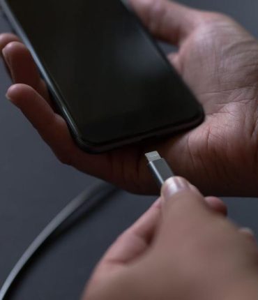 Beatriz Costa Diniz, 15 ans : décédée après une décharge électrique causée par son chargeur de téléphone en fonctionnement