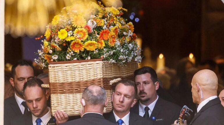 Obsèques de Brigitte Bardot : un cercueil en osier tressé, entre écologie et simplicité Astuces naturelles Brigitte Bardot Cercueil écologique Funérailles Obsèques simplicité