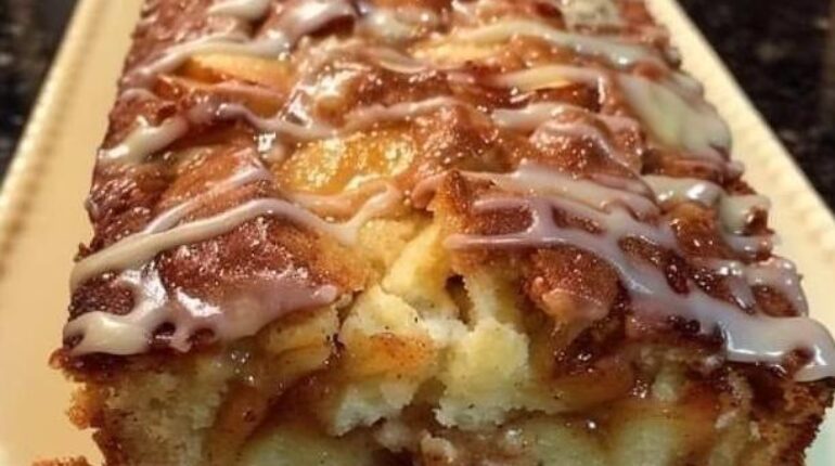 Recette de pain streusel pomme-cannelle : le secret du mélange crème aigre et yaourt grec pour une texture parfaite Cannelle copain Pâtisserie Pomme caramélisée Recette beauté Streusel