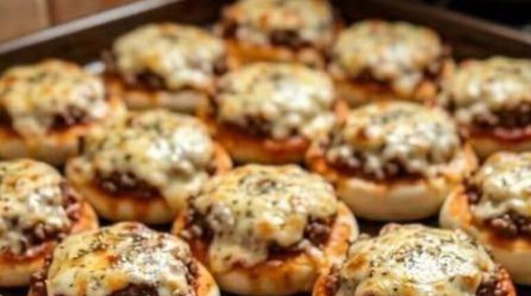 Pizza Burger nostalgique : la recette fusion qui transforme deux classiques en un seul plat réconfortant Astuce cuisine Burger commande une pizza Cuisine fusion Plat réconfortant Recette beauté