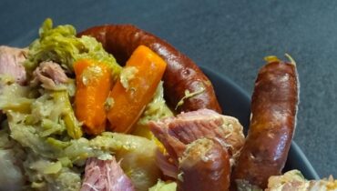 Bouillon savoureux Chou frisé Cuisine française Légumes d'hiver Potée Recette Traditionnelle