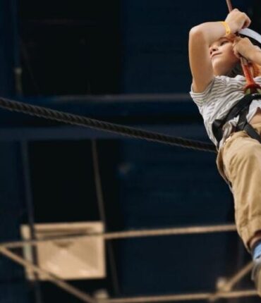 Tyrolienne non autorisée à Toronto : un garçon de 11 ans chute de six mètres après la rupture de son harnais