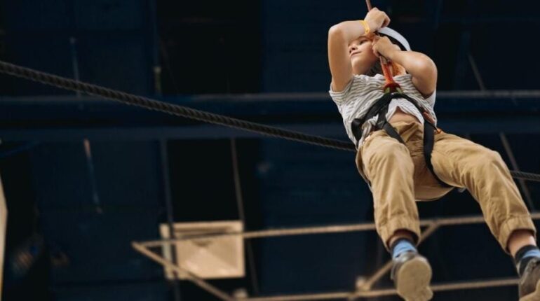 accident allaité trois enfants Code de la sécurité sociale Parc d'attractions Toronto Tyrolienne