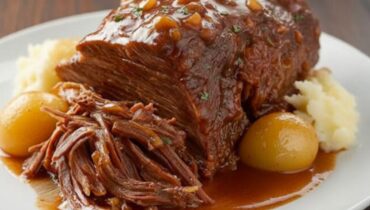 Bœuf effiloché Cuisine rustique Cuisson lente Oignons caramélisés Plat réconfortant Recette facile